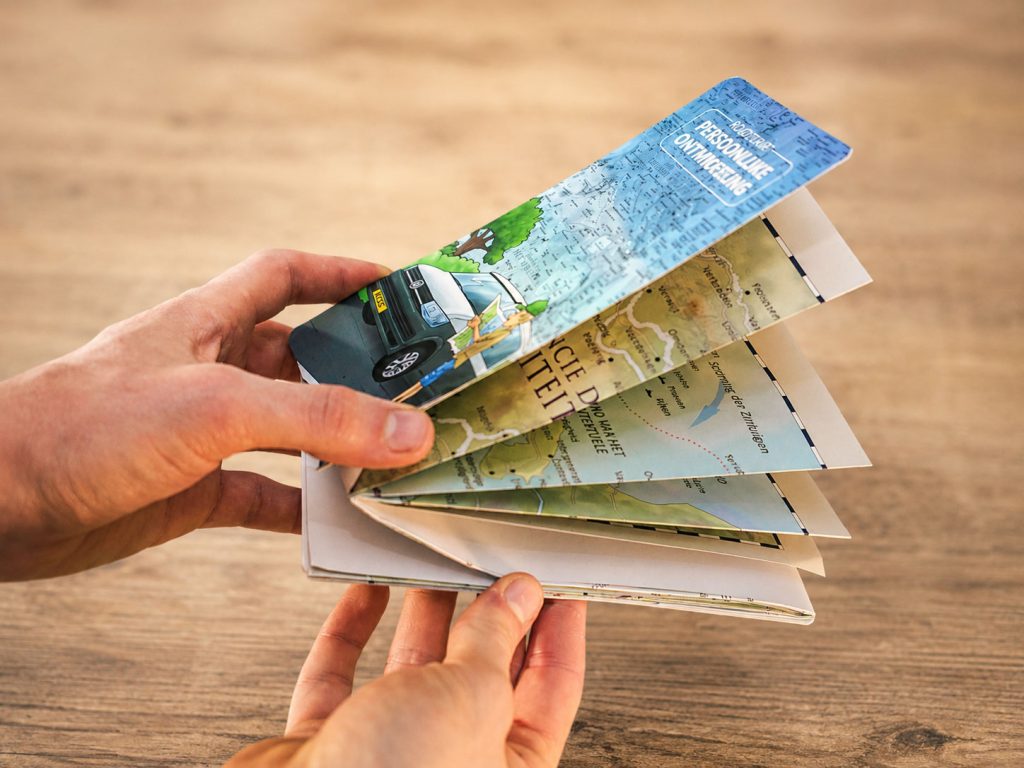 Alt-tekst Handen met beeldkaarten voor beeldcommunicatie tijdens coaching, begeleiding en persoonlijke ontwikkeling.